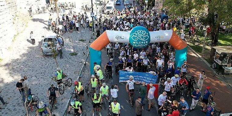 Cumhuriyet için Tophane'den Mudanya'ya pedalladılar