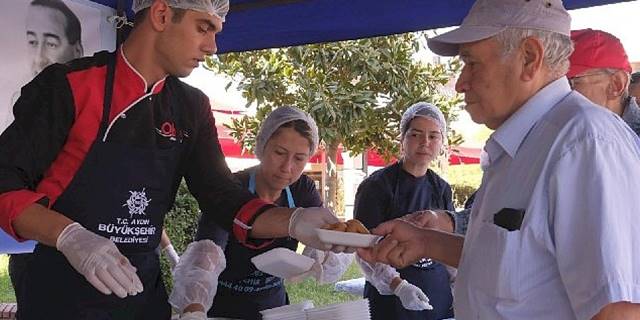 Aydın Büyükşehir Belediyesi'nden Merhum Başbakan Adnan Menderes Anısına beş farklı noktada lokma hayrı