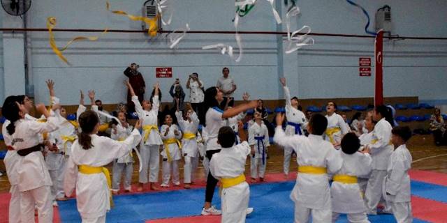 Karacabey'in genç karatecileri kuşaklarına kavuştu