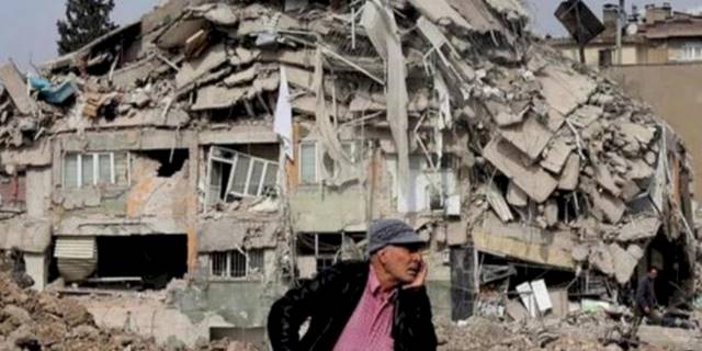 AFAD görevlisi 'çocuğum uyuyor' diyen depremzedeyi azarladı