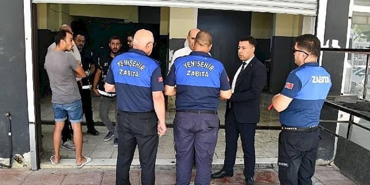 Yenişehir Belediyesi zabıtası bir iş yerinde 28 kaçak göçmen tespit etti