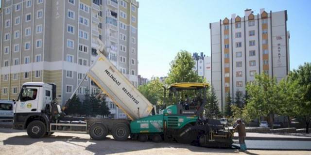 Kayseri Melikgazi'de asfalt çalışması sürüyor