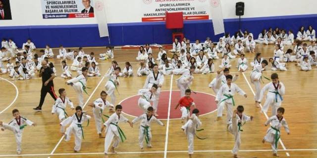 Gölcük'te taekwondo sporcuları kuşak atladı