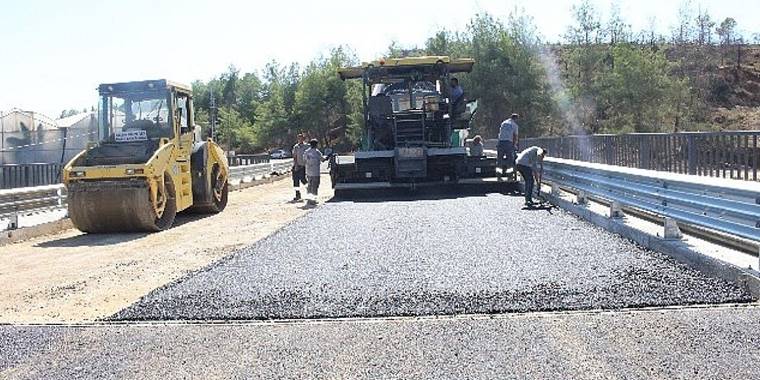 Naras köprüsüne sıcak asfalt