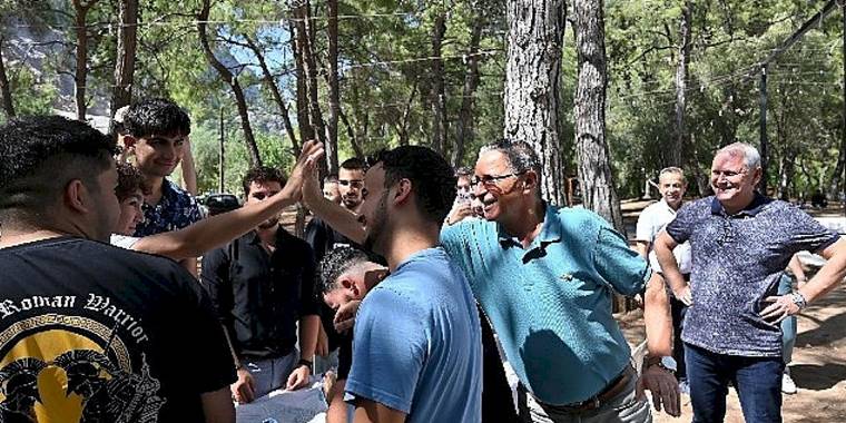 Başkan Topaloğlu'ndan öğrencilere mangal partisi