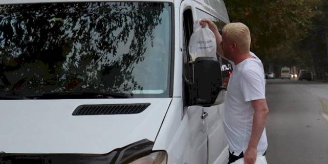 İzmit'te servis bekleyen emekçilerin yüzleri güldü