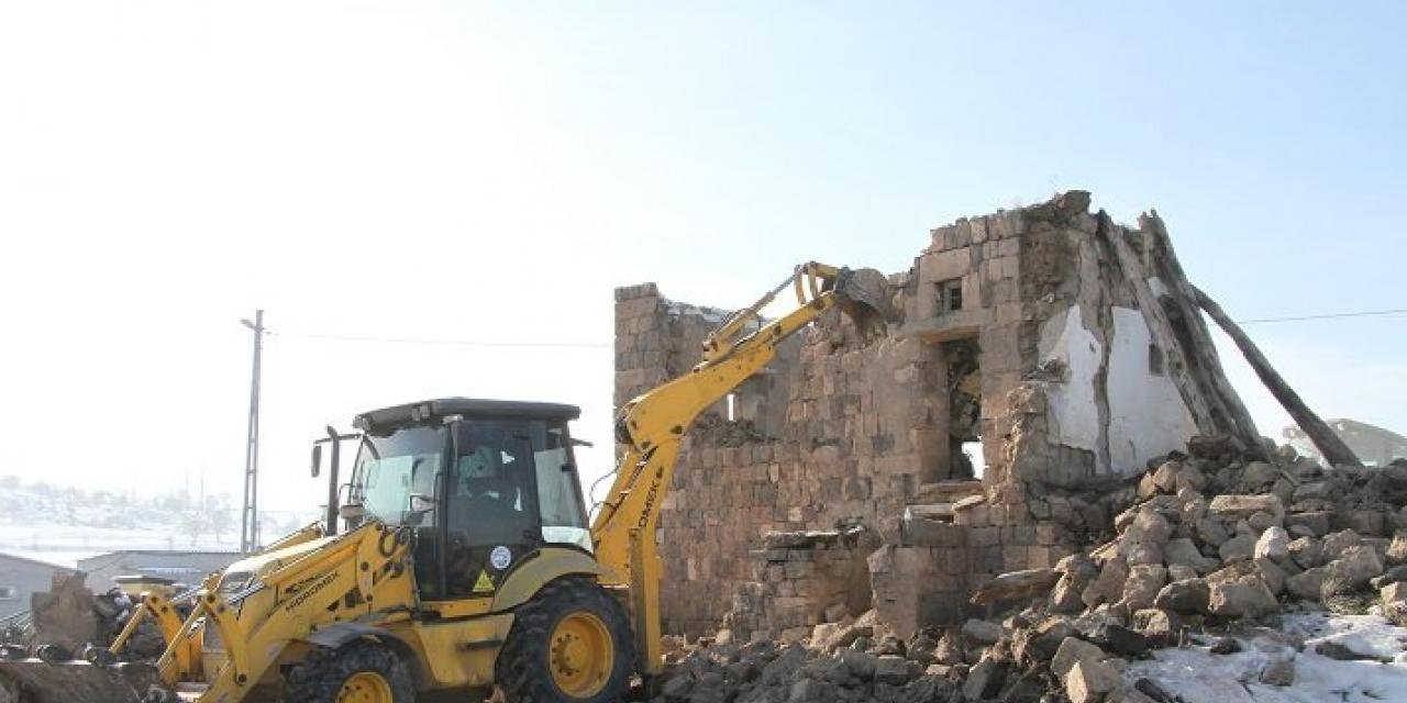 Kayseri Talas'ta metruk binalara geçit yok
