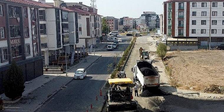 Ekipler Yol ve Kaldırım Çalışmalarını Sürdürüyor