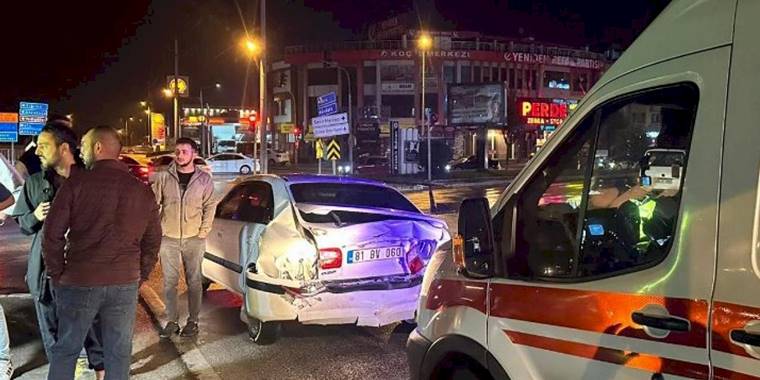 Düzce'de 2 otomobilin karıştığı kazada 2 kişi yaralandı