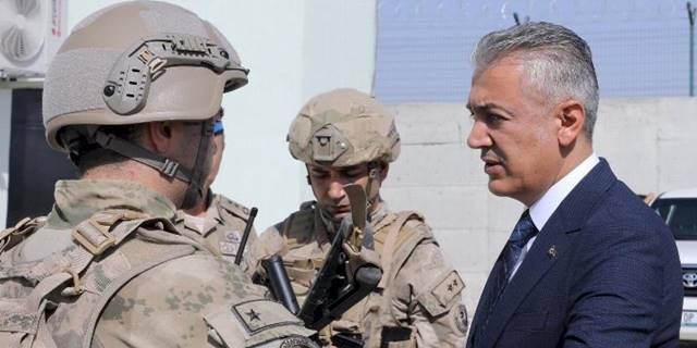 Mardin Valisi'nden sınırda Mehmetçiğe ziyaret