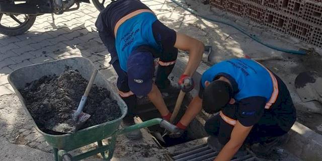 Manisa'da yağmursuyu ızgaraları çöplük değil