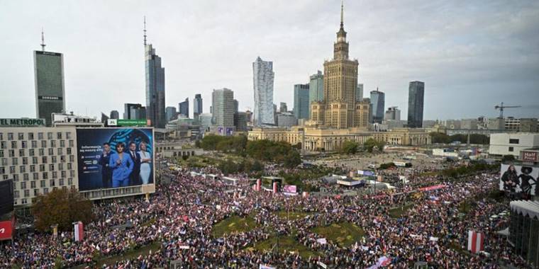 Huge Antigovernment Crowds March in Poland Ahead of Critical Election