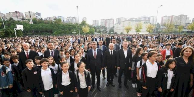 Bakan Tekin İstanbul'da bayrak törenine katıldı