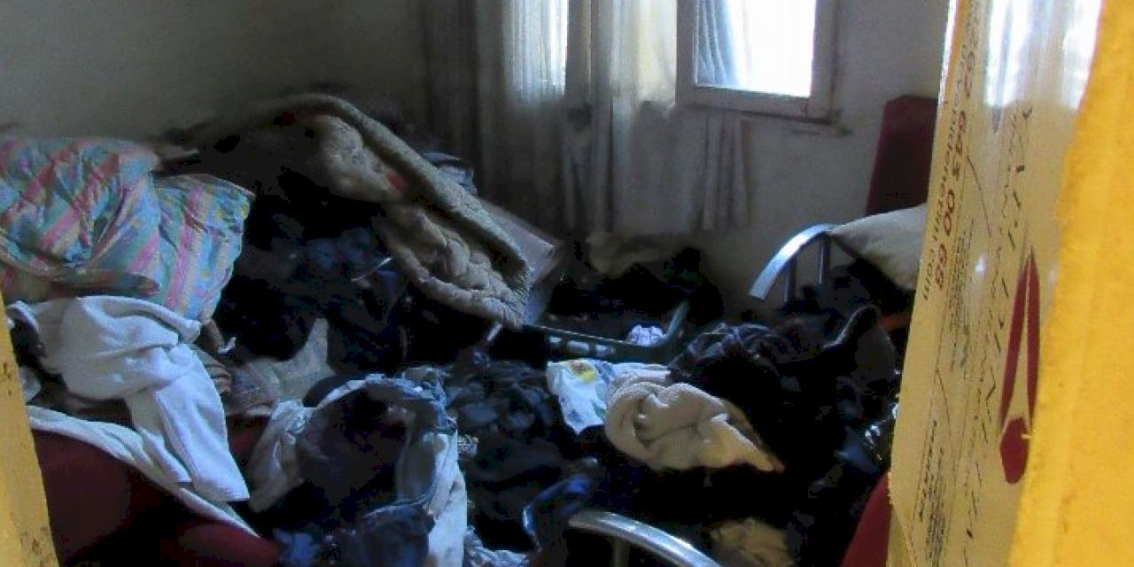 Gebze'de çöp ev belediye ekipleri tarafından temizlendi