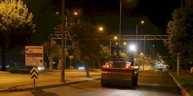 Kayseri Büyükşehir'dn asfaltta gece mesaisi