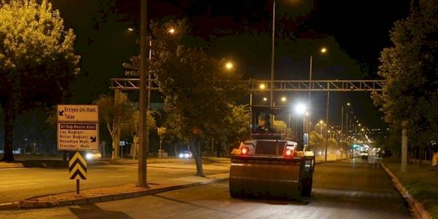 Kayseri Büyükşehir'dn asfaltta gece mesaisi