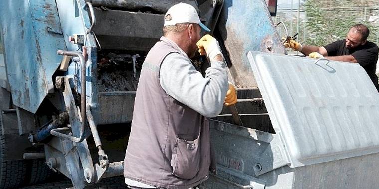 Bergama Belediyesi Çöp Konteynerlerini Temizliyor