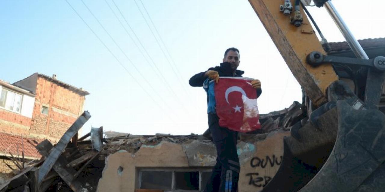 Bursa Osmangazi'deki yıkımda bayrak hassasiyeti