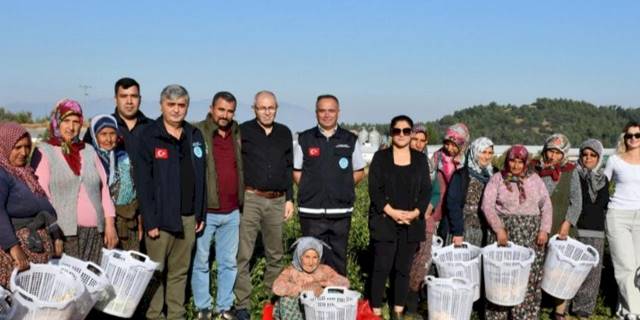 Manisa'da çiftçi kadınların günü tarlada kutlandı