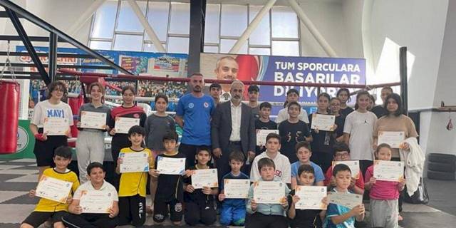 Yeni kick boks sporcuları kuşak diplomalarını aldı