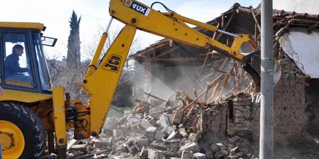 Karacabey’de metruk binalara yıkım