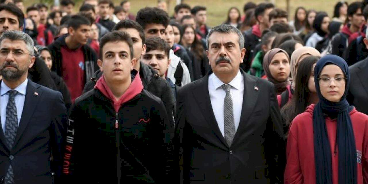 Bakan Tekin öğrencilerle Filistin için saygı duruşunda