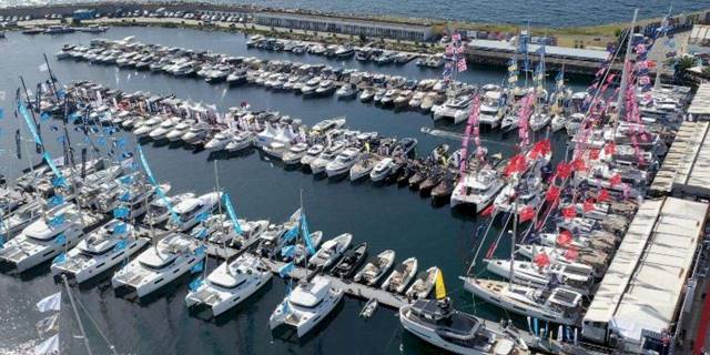 İstanbul'da teknelerin şovu başladı