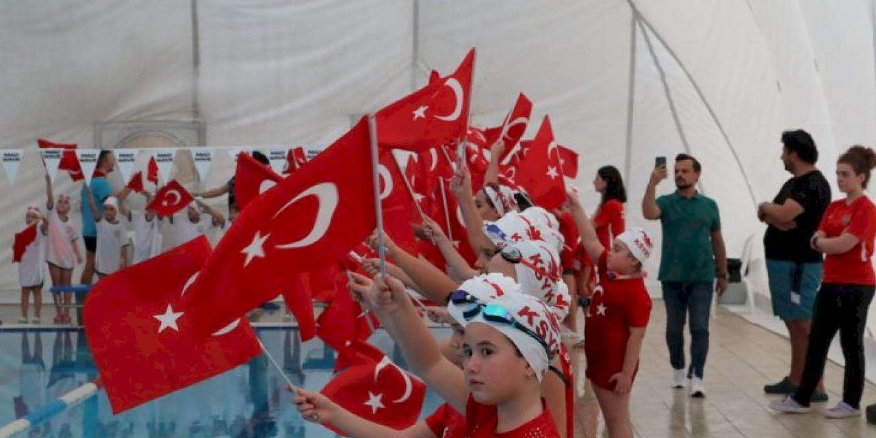 İzmit'te minik yüzücüler kulaçları 100. Yıl için attı