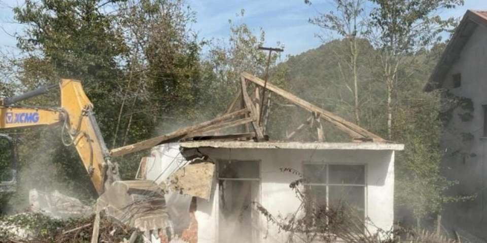 Gölcük'te 123 riskli metruk yıkıldı