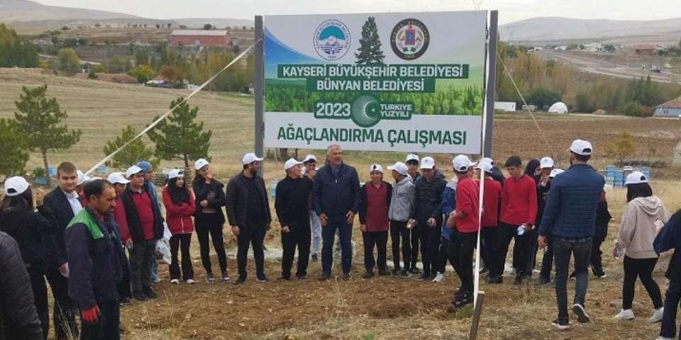 Kayseri Büyükşehir liselilerle bin fidan dikti