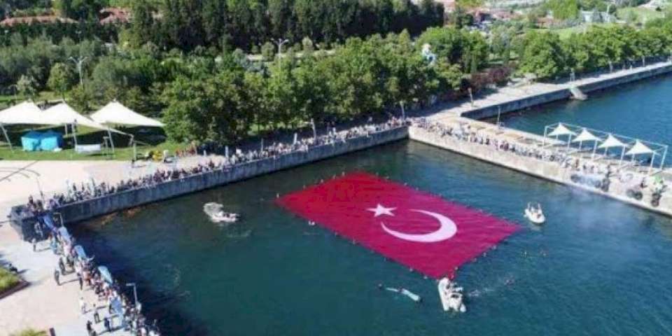 Kocaeli'de 100 dalgıç su altında bayrak açacak