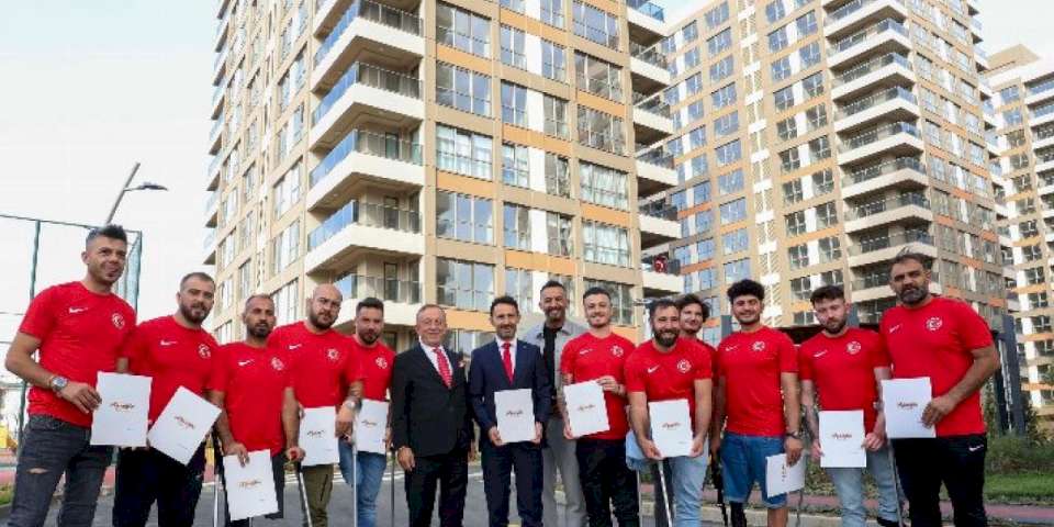 Ampute Milli Futbol Takımı'na evleri teslim edildi
