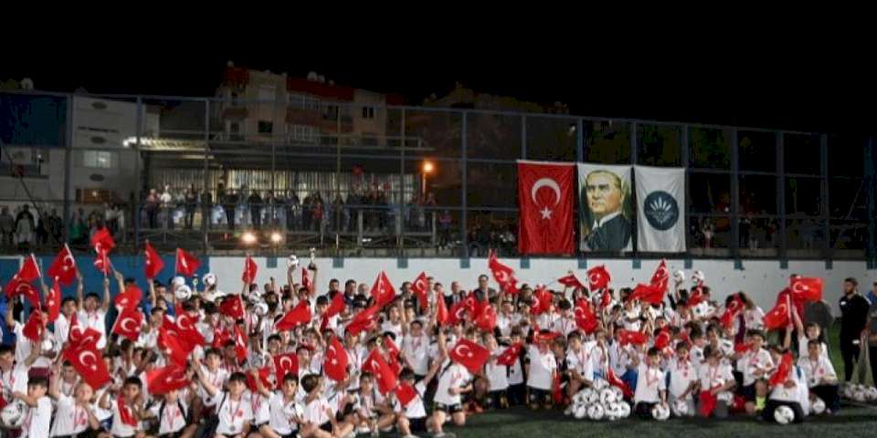 İzmir Karabağlar'da 100. yılın coşkusuyla oynadılar