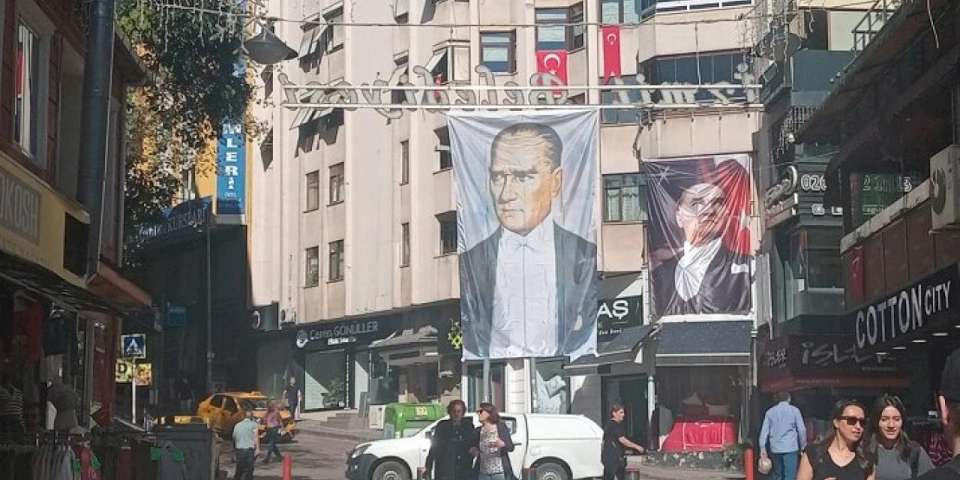 İzmit Fethiye Caddesi Atatürk fotoğraflarıyla donatıldı