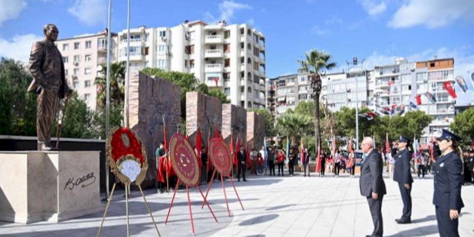 İzmir Karabağlar'ın yeni meydanında çelenkler sunuldu