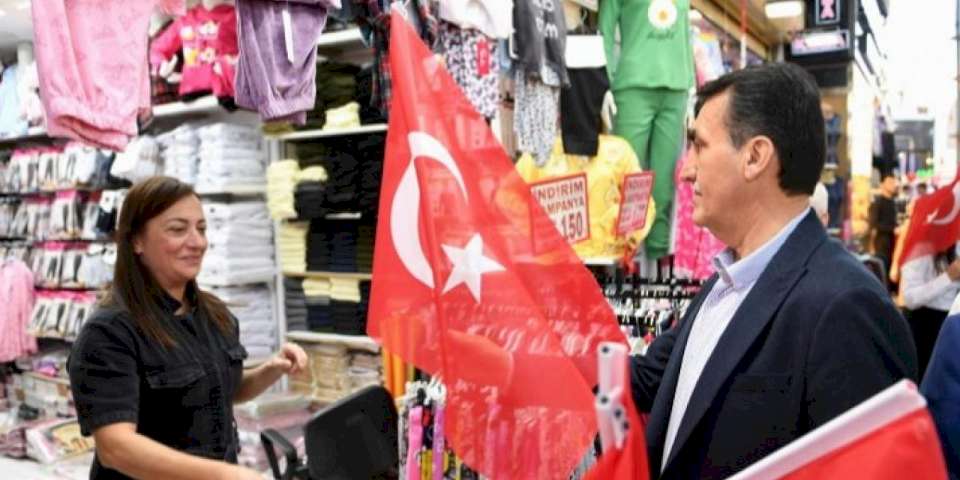 Bursa Osmangazi'den esnafa Türk bayrağı