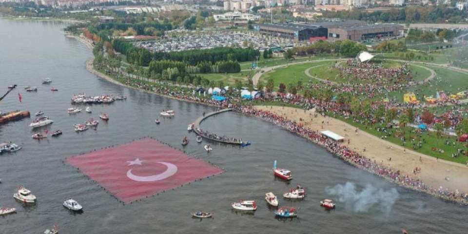 Kocaeli'de Cumhuriyet'e koştular... Bayrak açtılar