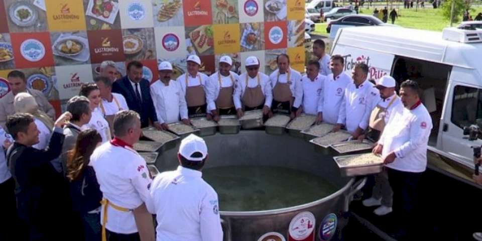 Kayseri'de 100'üncü yıla 1 ton mantılı kutlama