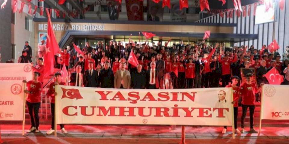 Kayseri Melikgazi'de Cumhuriyet için fener alayı