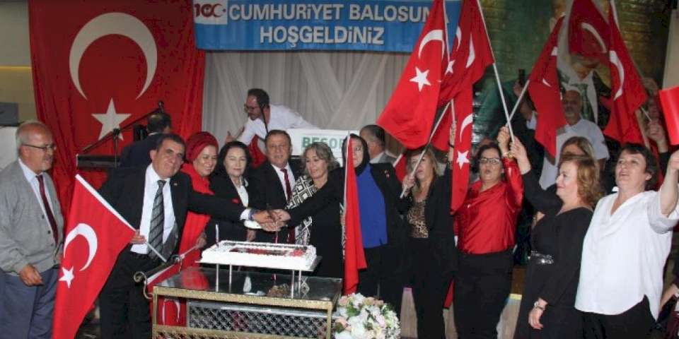 Bursa'da emeklilerden 100. Yıl Balosu