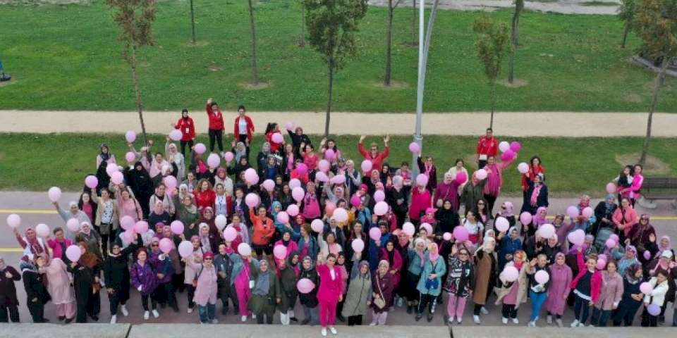 Kadınlardan Kocaeli'de pembe balonlu yürüyüş