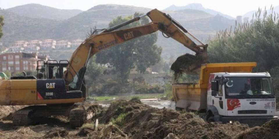 Hatay'da olası sele karşı tedbiri elden bırakmıyor