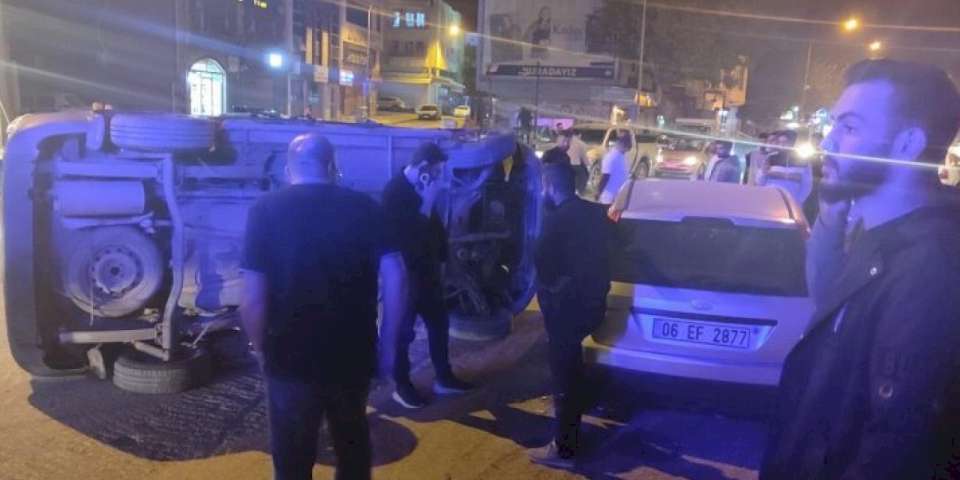 Adıyaman'da hakimiyeti kaybetti, park halindeki araca çarptı!