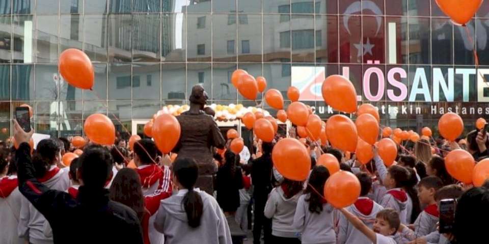 Lösemililere umut desteği... Turuncu balonlar gökyüzüne salındı