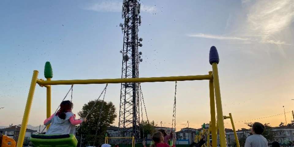 Düzce'de çocuk parkının göbeğine baz istasyonu!