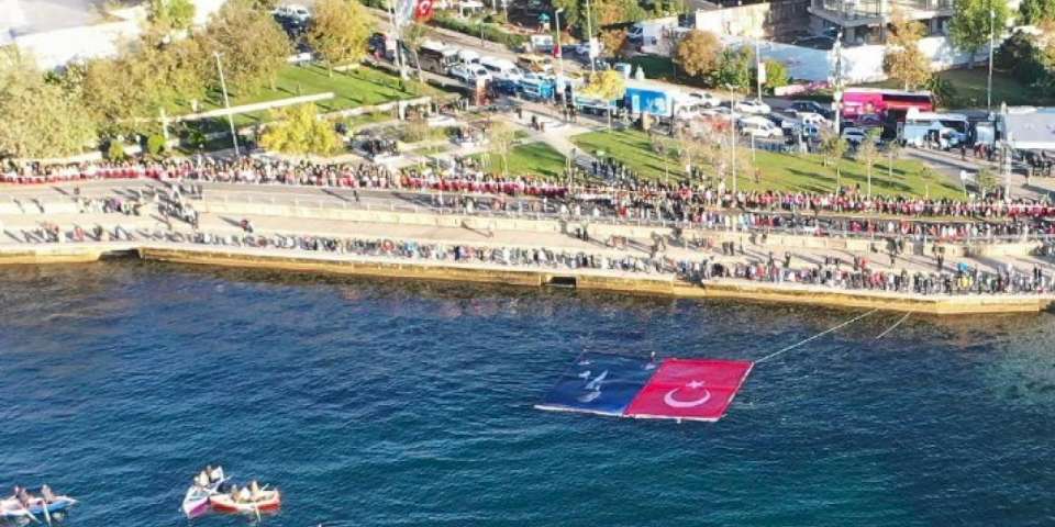İstanbul Kadıköy'de karada, denizde, havada Ata'ya saygı zinciri