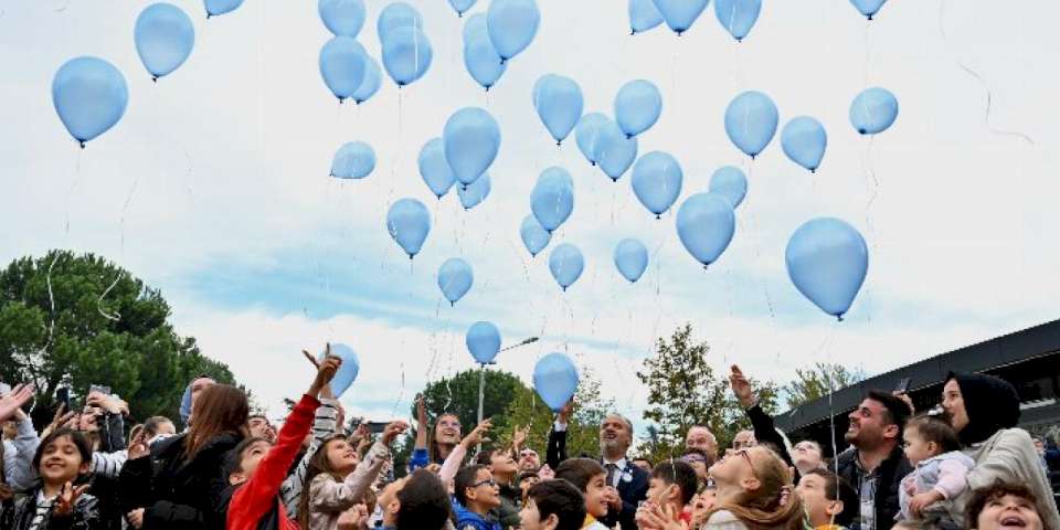Mavi balonlar Bursa'dan gökyüzüne bırakıldı