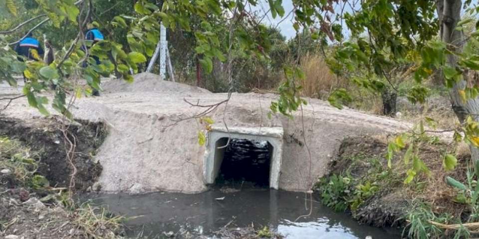 Manisa'da dere yataklarında menfez montajlarına devam