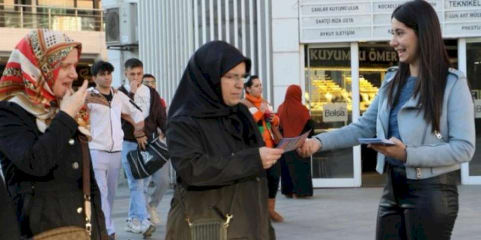 İzmit'te diyetisyenler vatandaşları bilgilendirdi