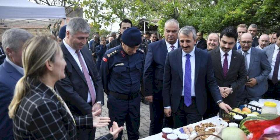 Edirne'de Vali Sezer kırsalda takibi bırakmıyor